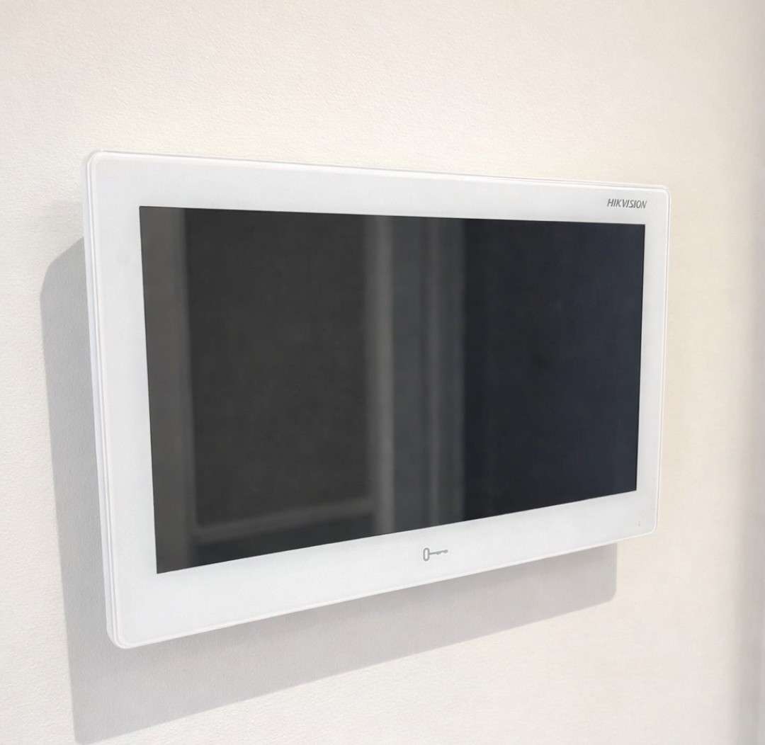 Slim video doorbell fitted to a home entrance